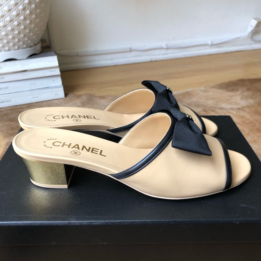 Chanel Beige and Black Bow Slide Sandals NIB G45691 size 39 $1350 - Picture 2 of 10